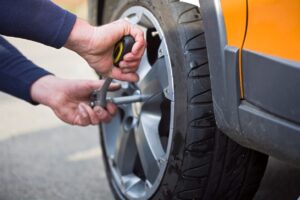 Process To Repair Puncture Of Tyre: प्रवासा दरम्यान गाडीचे टायर पंक्चर झाल्यावर काय करावे ?