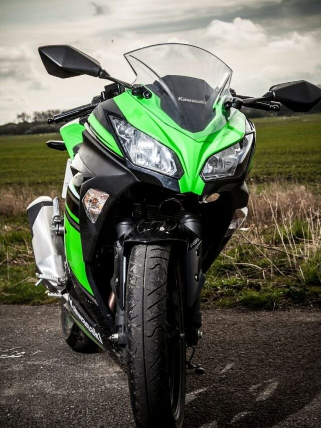 Kawasaki Ninja 300 _4K wallpaper