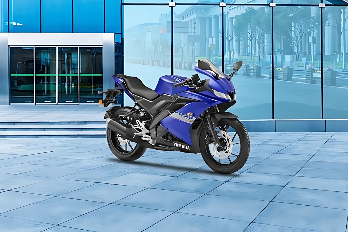 Yamaha R15S दमदार मायलेज, शार्प डिझाईन आणि सुरक्षेचं वचन फक्त ₹1.65 लाखांत