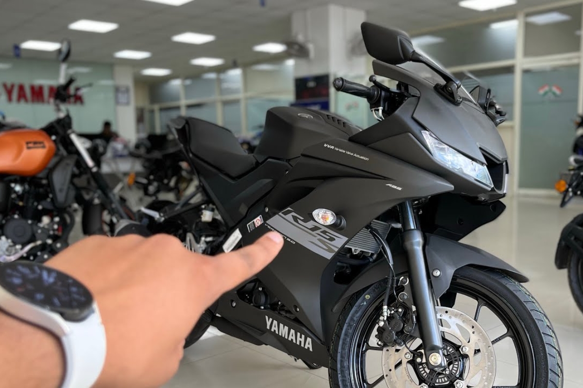 Yamaha R15S दमदार मायलेज, शार्प डिझाईन आणि सुरक्षेचं वचन फक्त ₹1.65 लाखांत