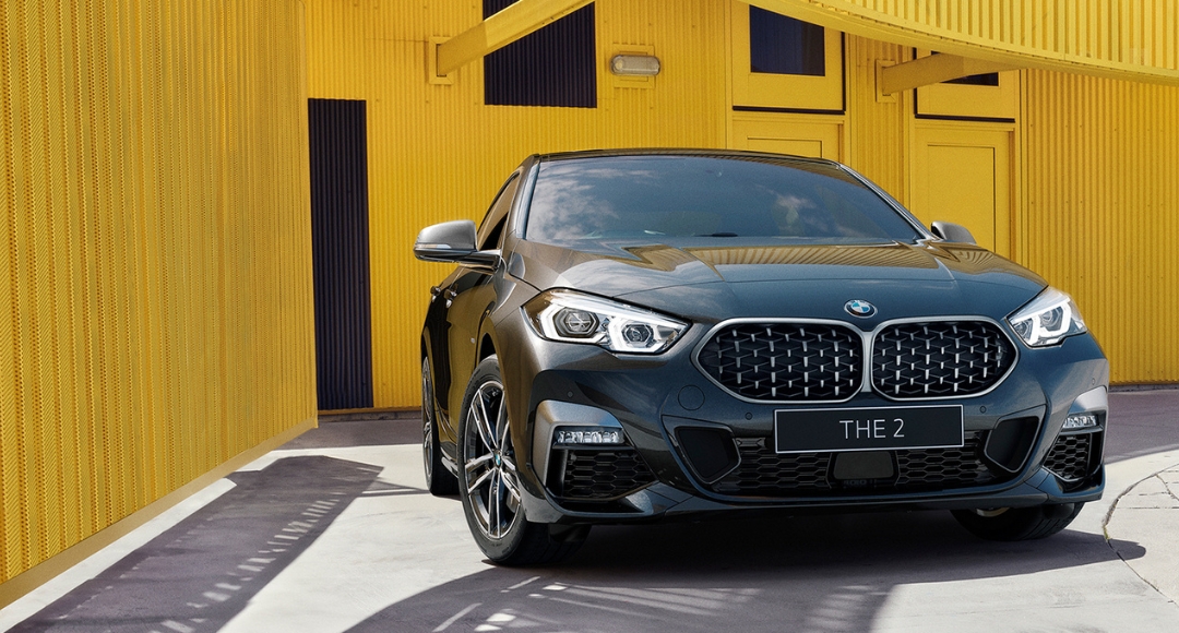 BMW 2 Series 2025 त्या सर्व अपेक्षांना खरे ठरवते. तिचं इंजिन, तिची डिझाइन, आणि तिचा परफॉर्मन्स प्रत्येक गोष्ट तुमच्या ड्रायव्हिंग अनुभवाला उच्चतम दर्जाचं बनवते.