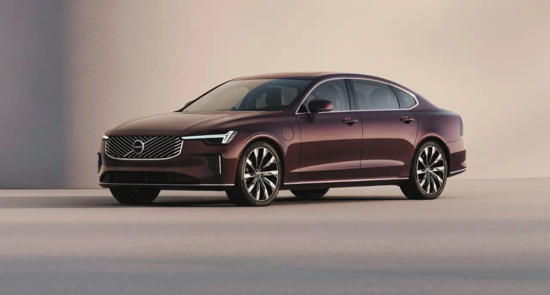2025 Volvo S90 Facelift परफॉर्मन्स, सुरक्षितता आणि लक्झरीचं त्रिसूत्री गाठलेलं वाहन
