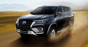 Toyota Fortuner ताकदीच्या साथीनं 14.2 kmpl चं मायलेज देणारी विश्वासार्ह SUV