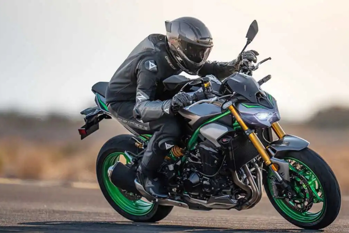 Kawasaki Z900 फक्त ₹9.20 लाखांत अ‍ॅडव्हेंचर, अ‍ॅग्रेसिव्ह लुक आणि अविस्मरणीय राईड