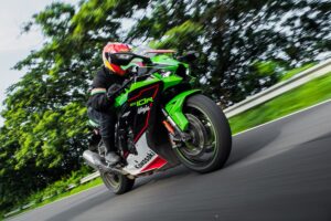 Kawasaki Ninja ZX-10R 12 kmpl देणारी 299 किमी/ताशी स्पीडची जादुई सुपरबाईक