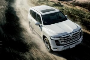Toyota Land Cruiser 300 तुमचं व्यक्तिमत्त्व जसं भव्य, तशीच तुमची गाडी ₹2.10 कोटी