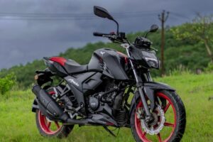 Apache RTR 160 4V केवळ ₹1.29 लाखांपासून सुरू, हाय परफॉर्मन्स रायडिंगची नवी ओळख