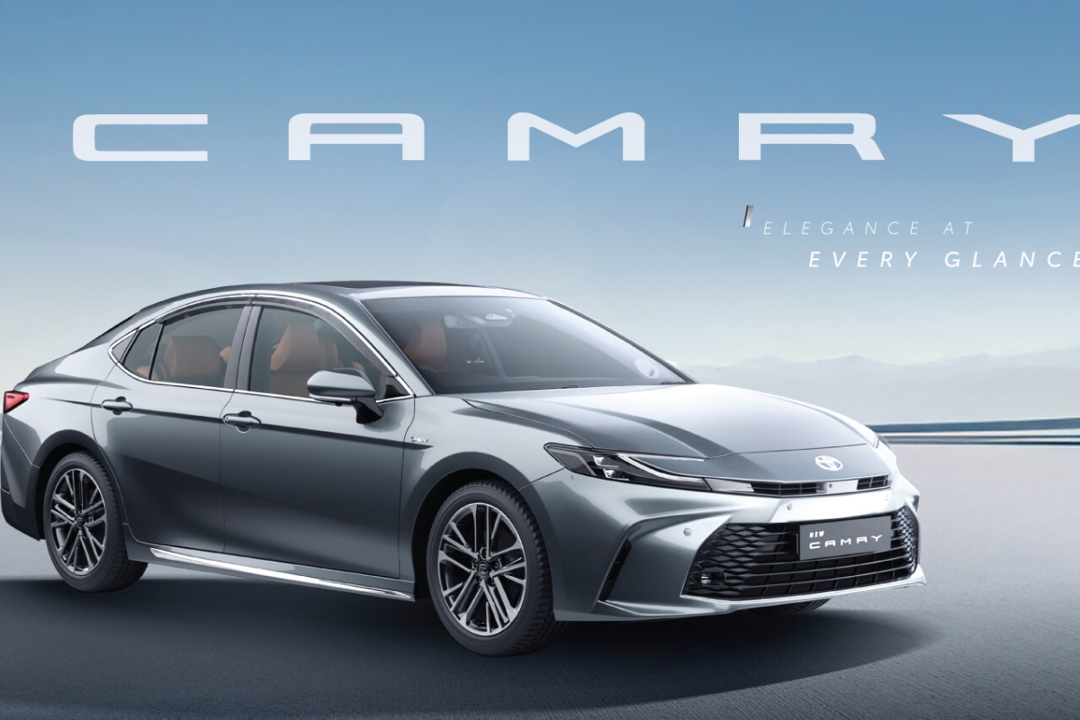 Toyota Camry Hybrid 25.49 kmpl मायलेज, ₹46.17 लाखांची किंमत आणि अनुभव राजेशाही