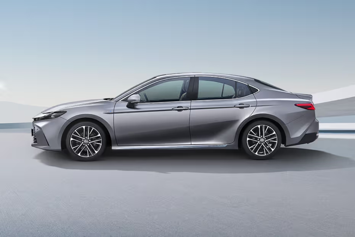 Toyota Camry Hybrid 25.49 kmpl मायलेज, ₹46.17 लाखांची किंमत आणि अनुभव राजेशाही