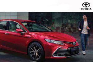 Toyota Camry Hybrid 25.49 kmpl मायलेज, ₹46.17 लाखांची किंमत आणि अनुभव राजेशाही