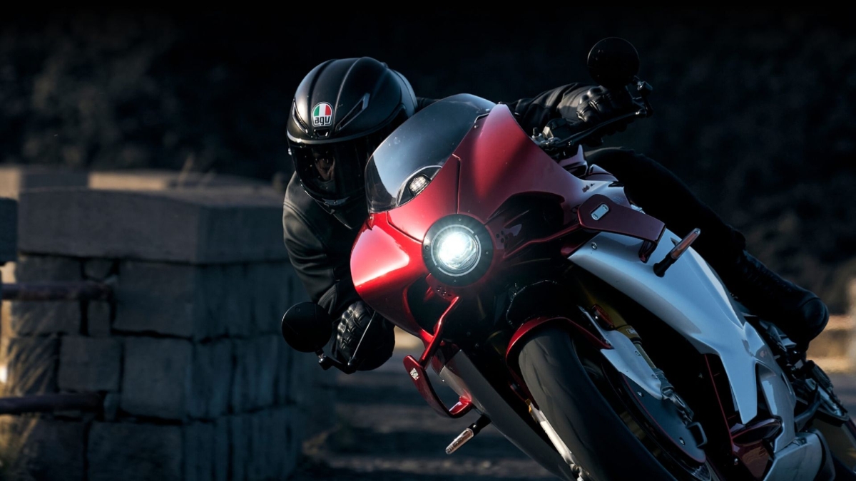 MV Agusta Superveloce 1000 Series ₹40L रेस-रेडी टेक्नॉलॉजी आणि सुंदर इटालियन डिझाईन