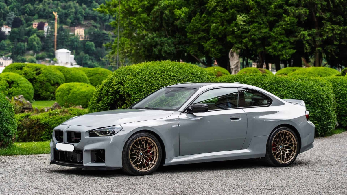 BMW M2 CS ₹85 लाखांमध्ये 450HP पॉवर आणि 4 सेकंदात 0-100km/h वेग देणारी रेसिंग कार