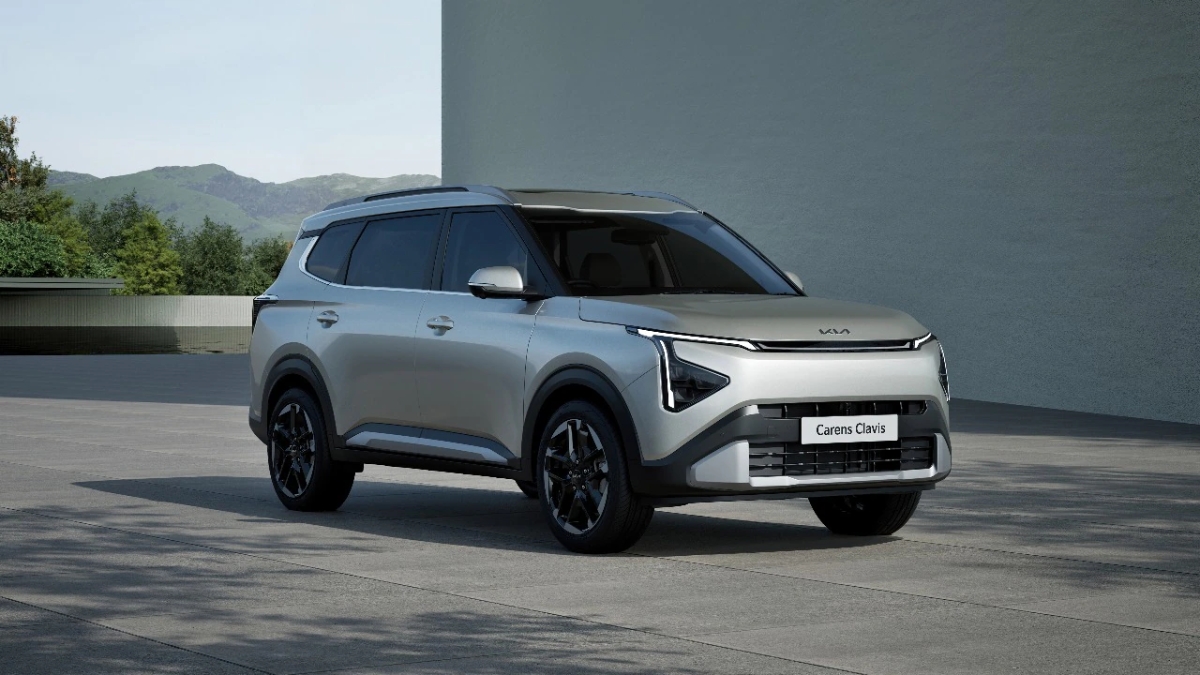 Kia Carens Clavis ₹11 लाखांत कनेक्टेड कार तंत्रज्ञान, सनरूफ आणि स्टायलिश लुकसह
