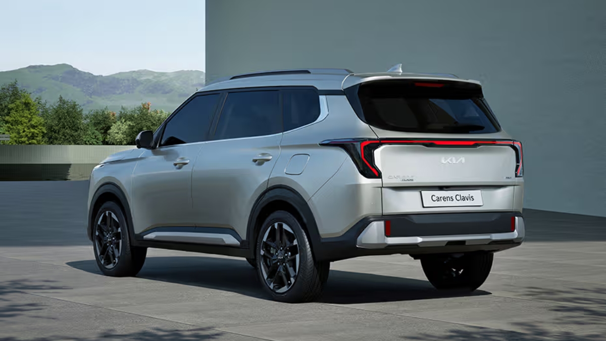 Kia Carens Clavis ₹11 लाखांत कनेक्टेड कार तंत्रज्ञान, सनरूफ आणि स्टायलिश लुकसह