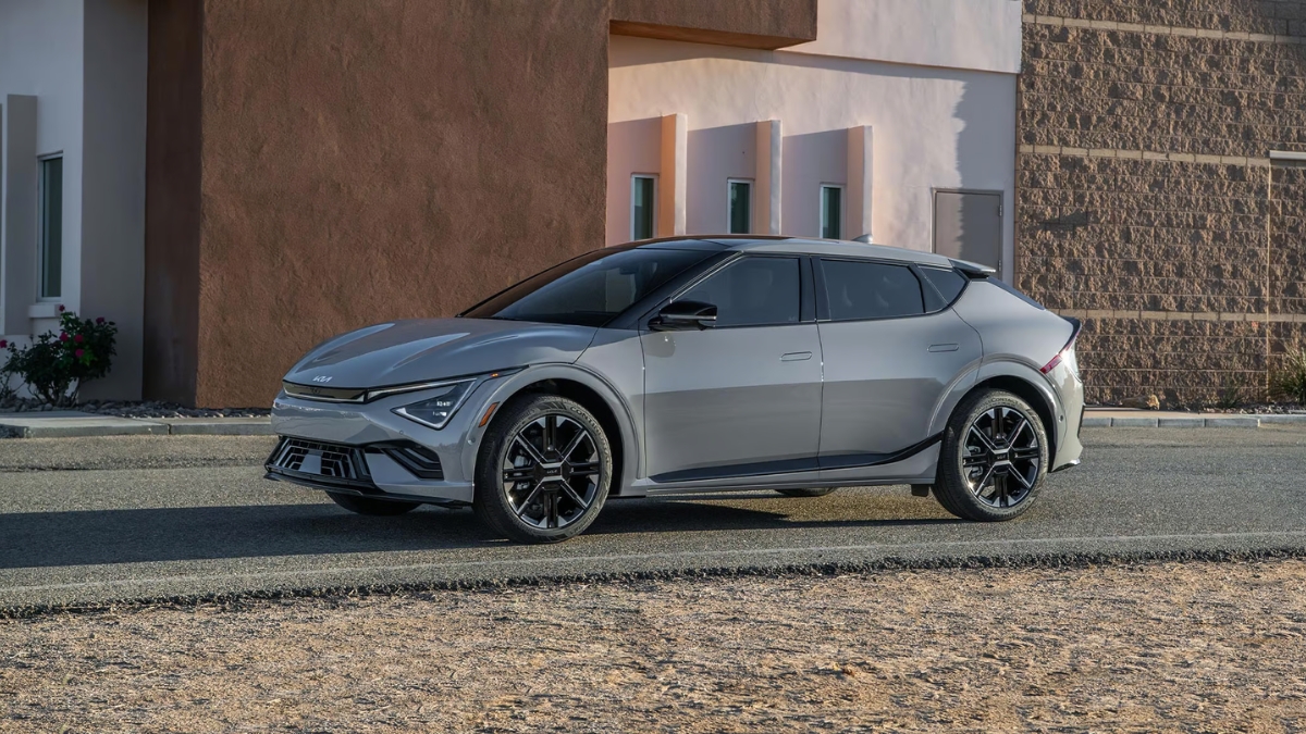 Kia EV6 ₹65.9 लाखात मिळवा फ्यूचरिस्टिक डिझाईन, 320HP पॉवर आणि स्मार्ट फीचर्सचा जबरदस्त अनुभव