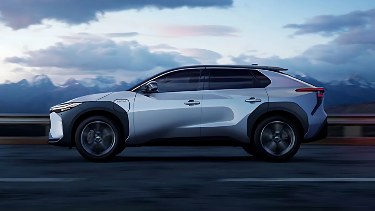 Toyota bZ ₹30 लाखांत परफेक्ट इलेक्ट्रिक SUV, जाणून घ्या खास फीचर्स आणि रेंज