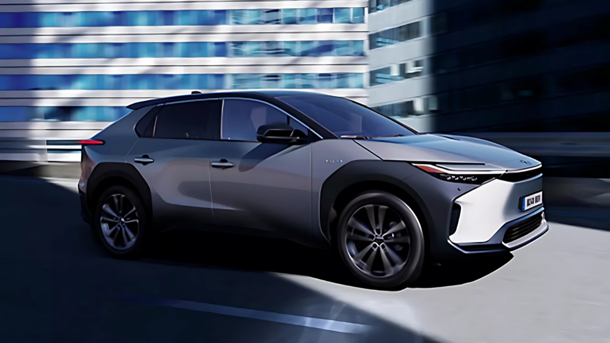 Toyota bZ ₹30 लाखांत परफेक्ट इलेक्ट्रिक SUV, जाणून घ्या खास फीचर्स आणि रेंज