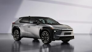 Toyota bZ ₹30 लाखांत परफेक्ट इलेक्ट्रिक SUV, जाणून घ्या खास फीचर्स आणि रेंज