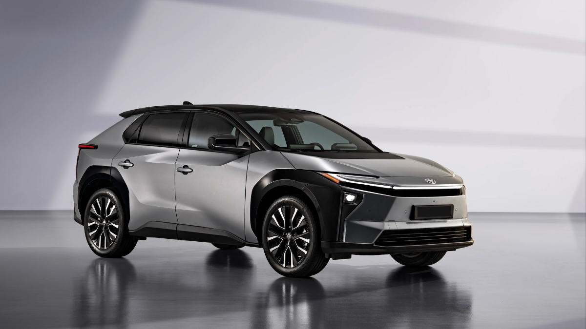Toyota bZ ₹30 लाखांत परफेक्ट इलेक्ट्रिक SUV, जाणून घ्या खास फीचर्स आणि रेंज