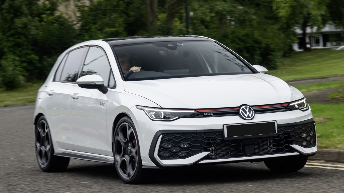 Volkswagen Golf GTI ₹53 लाखांची दमदार हॅचबॅक, 265HP इंजिन आणि स्मार्ट फीचर्ससह