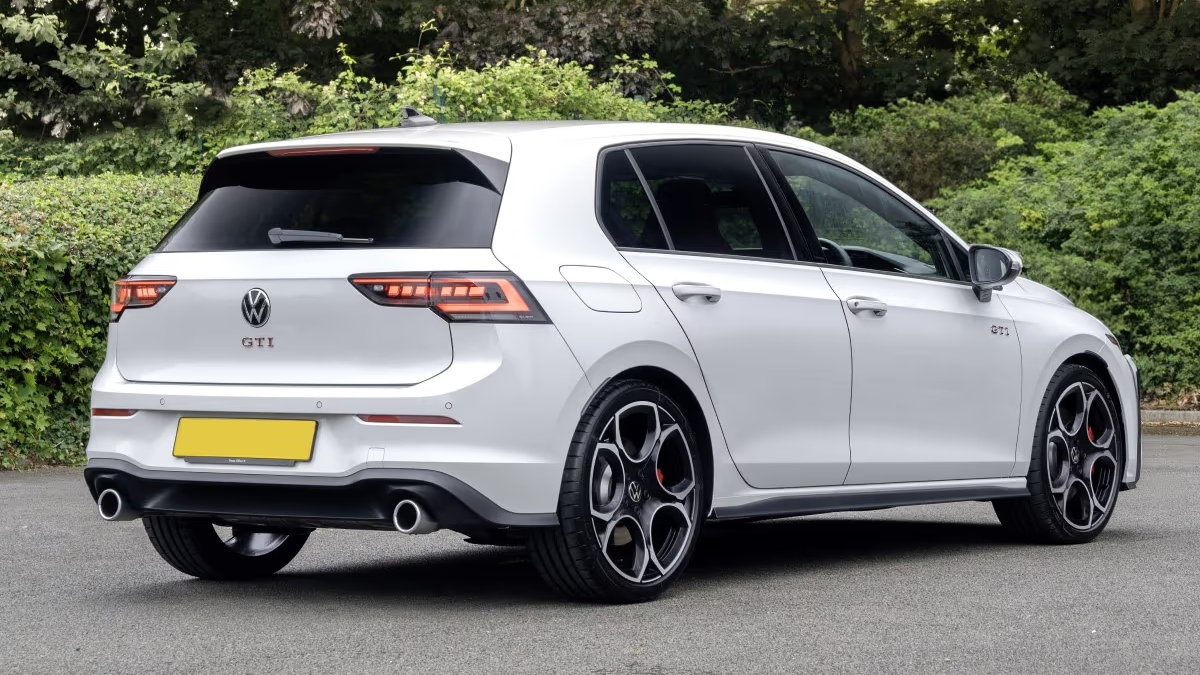 Volkswagen Golf GTI ₹53 लाखांची दमदार हॅचबॅक, 265HP इंजिन आणि स्मार्ट फीचर्ससह