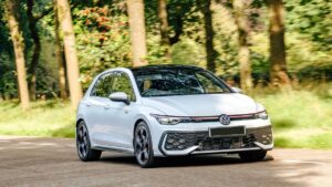 Volkswagen Golf GTI ₹53 लाखांची दमदार हॅचबॅक, 265HP इंजिन आणि स्मार्ट फीचर्ससह