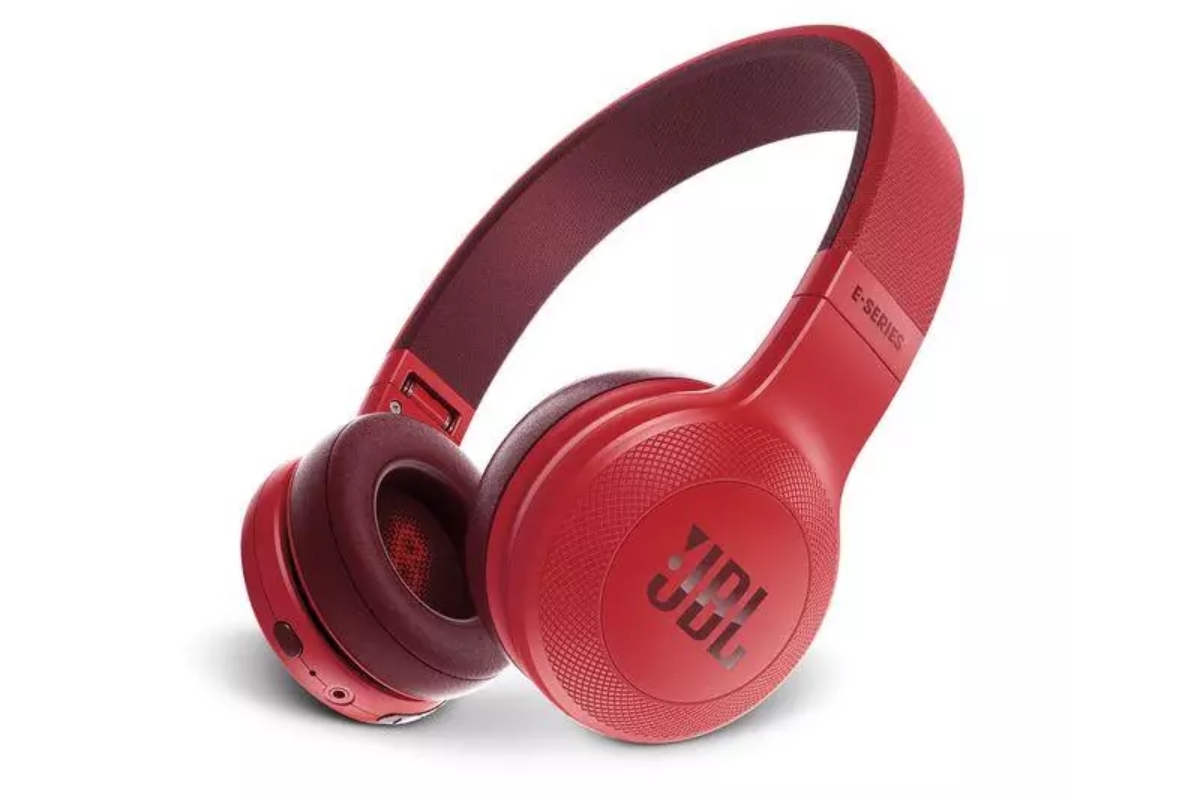 JBL E45BT ₹6,200 सिग्नेचर साउंडसह तुमचं संगीत आणखी जिवंत करा