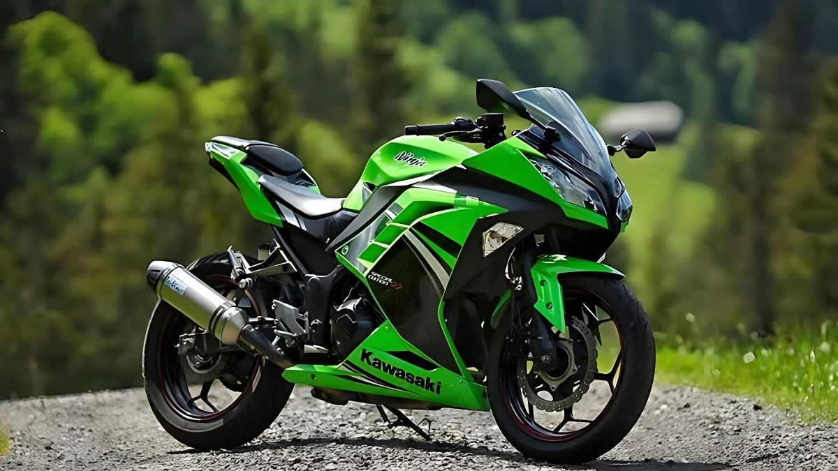 Kawasaki Ninja 300 किंमत आणि वैशिष्ट्ये स्पोर्टी बाइक प्रेमींना खास भेट Rs 3.5 लाखांत