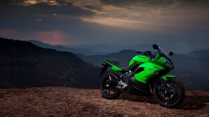 Kawasaki Ninja 300 किंमत आणि वैशिष्ट्ये स्पोर्टी बाइक प्रेमींना खास भेट Rs 3.5 लाखांत