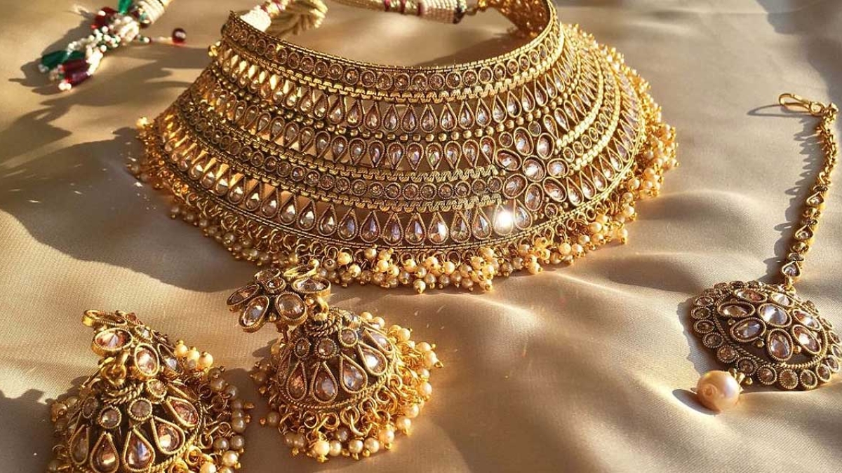 Gold and Silver Value Today सोन्याचं भाव Rs 98,248 आणि चांदी Rs 1,05,185 आता गुंतवणुकीसाठी योग्य वेळ का आहे