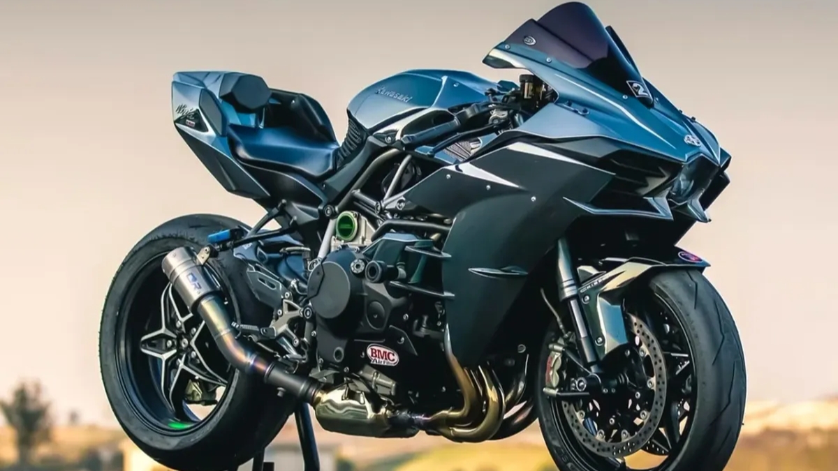 Kawasaki Ninja H2 जलद गती आणि प्रीमियम सुरक्षा फीचर्ससह तुमचं स्वप्न Rs 18 लाखांमध्ये