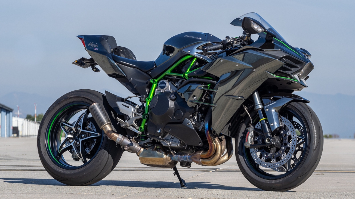 Kawasaki Ninja H2 जलद गती आणि प्रीमियम सुरक्षा फीचर्ससह तुमचं स्वप्न Rs 18 लाखांमध्ये