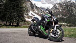 Kawasaki Z1000 142 PS पॉवर आणि ABS ब्रेक्ससह सुपरस्पोर्ट बाईक फक्त Rs 12.5 लाखांमध्ये