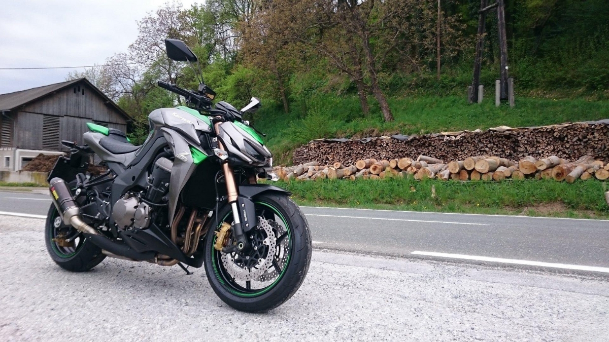Kawasaki Z1000 142 PS पॉवर आणि ABS ब्रेक्ससह सुपरस्पोर्ट बाईक फक्त Rs 12.5 लाखांमध्ये