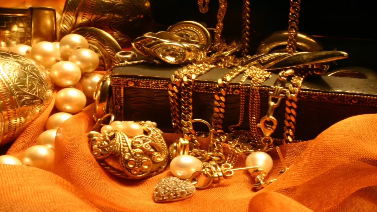Gold Price Rs 60,000 मध्ये वाढ आणि घट यामुळे भारतीय गुंतवणूकदारांचे धोरण